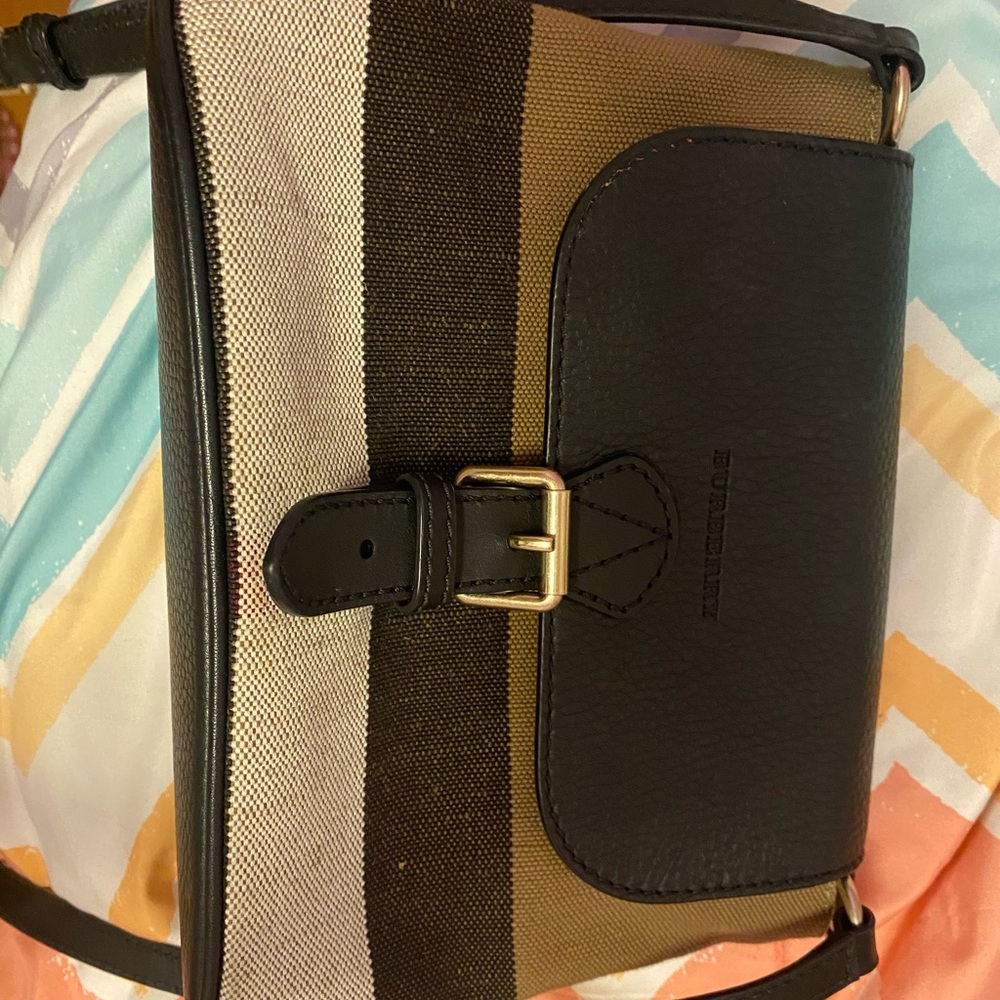 A cute Burberry crossbody handbag